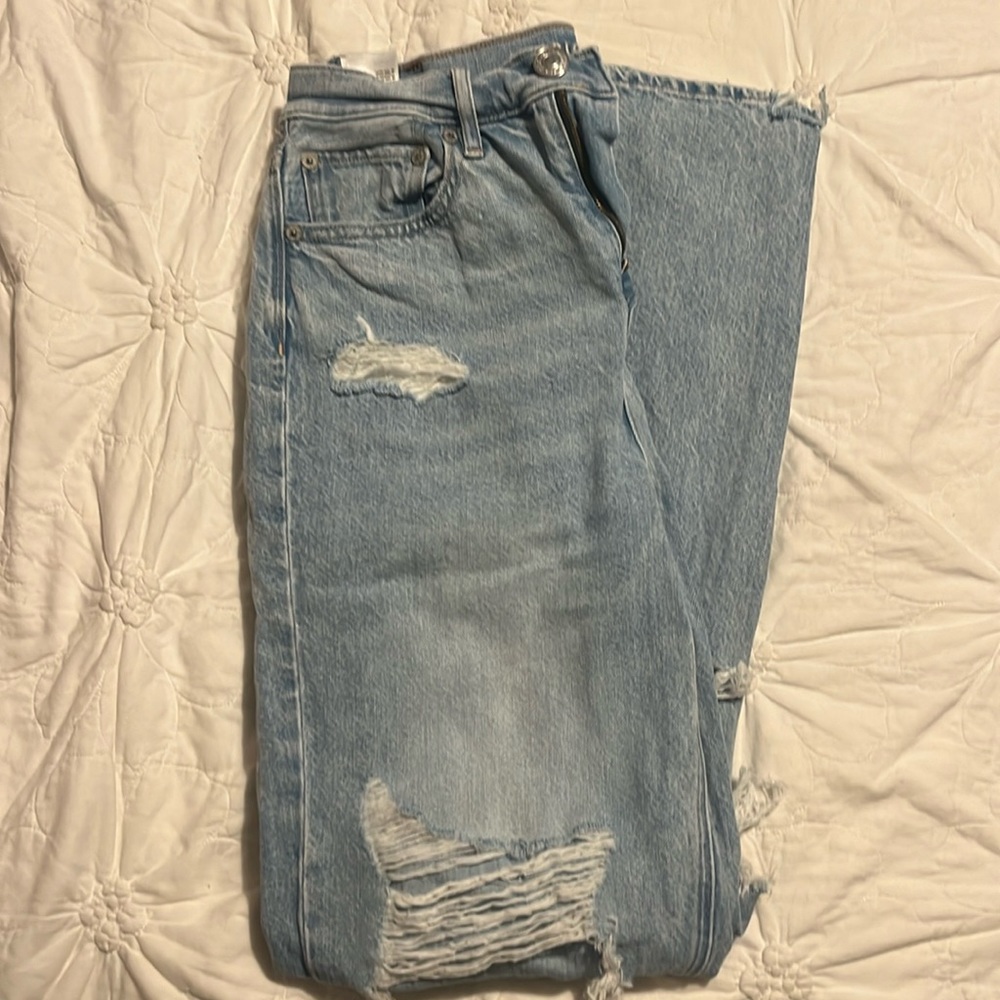 AE Ripped Highest Waist '90s Boyfriend
Jean